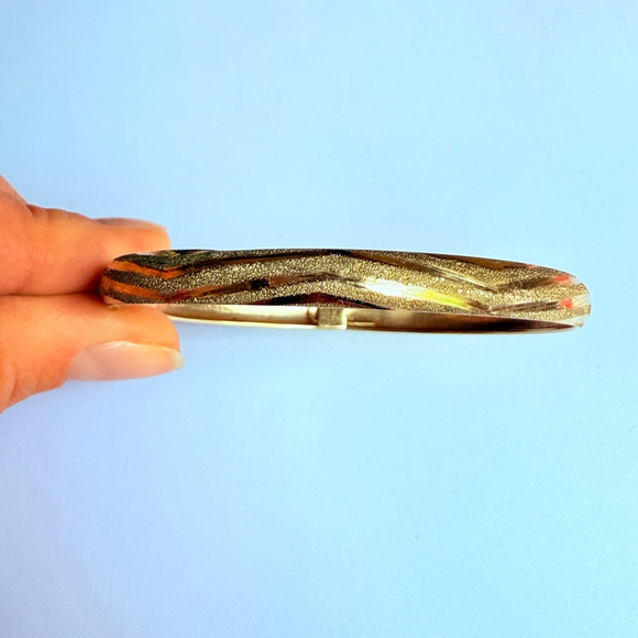 10K Solid Yellow Gold Classic Chevron Wave Diamond Etched Bangle Bracelet JJT - Picture 2 of 9